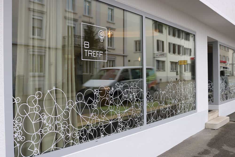 B TREFF - Fensterbeschriftung